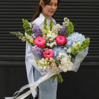 Букет с пионами, гортензией и дельфиниумом