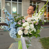 Букет авторский ассиметричный с дельфиниумом, георгинами и гладиолусами