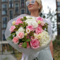 Букет с розовыми розами, белой гортензией и ветками малины
