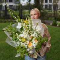 Букет с белыми гладиолусами и ромашками