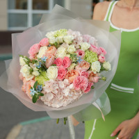 Букет нежный с миксом пионовидных роз и гортензией, размер S