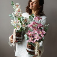 Композиция с орхидеями в стеклянной вазе, размер M