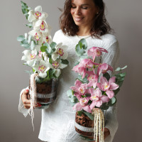 Композиция с орхидеями в стеклянной вазе, размер M
