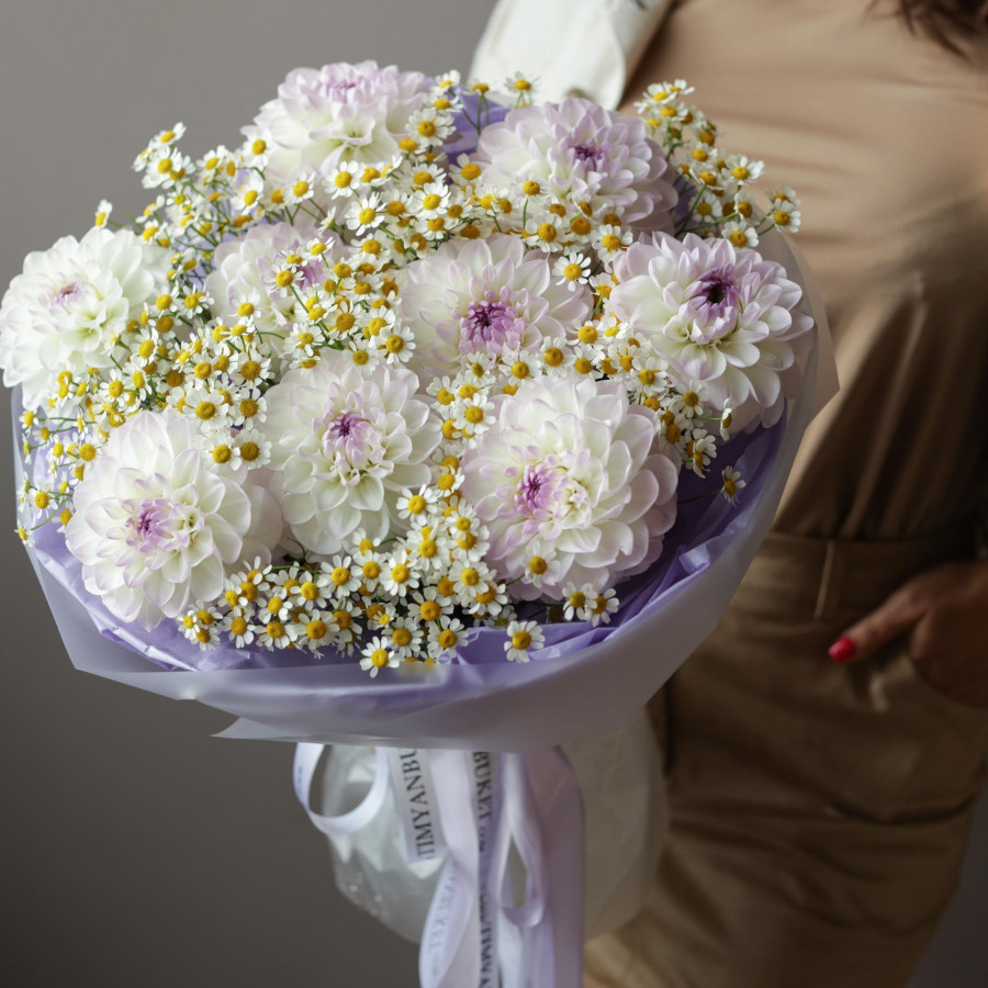 Букет с молочно-лавандовыми георгинами (9 шт.) и ромашками