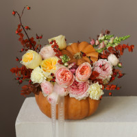 Тыква с пионовидными розами и декоративными ягодами