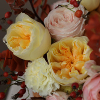 Тыква с пионовидными розами и декоративными ягодами