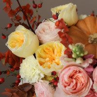 Тыква с пионовидными розами и декоративными ягодами