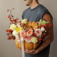 Тыква с пионовидными розами и декоративными ягодами