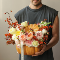 Тыква с пионовидными розами и декоративными ягодами