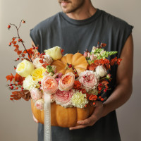 Тыква с пионовидными розами и декоративными ягодами