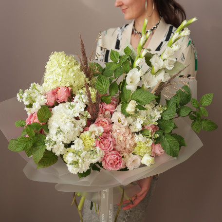 Букет с гортензией, гладиолусами и кустовой розой