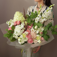 Букет с гортензией, гладиолусами и кустовой розой