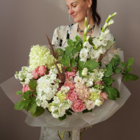 Букет с гортензией, гладиолусами и кустовой розой