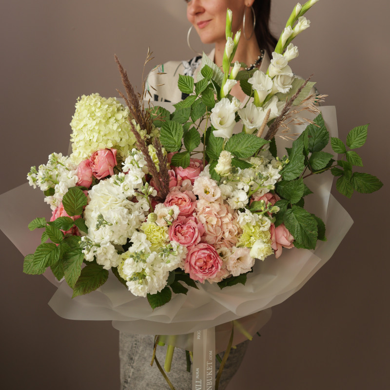Букет с гортензией, гладиолусами и кустовой розой