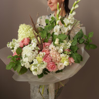 Букет с гортензией, гладиолусами и кустовой розой