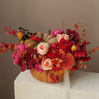 Тыква с осенними цветами и розами, орхидеями, георгинами