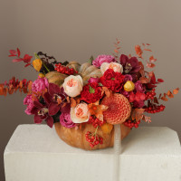 Тыква с осенними цветами и розами, орхидеями, георгинами