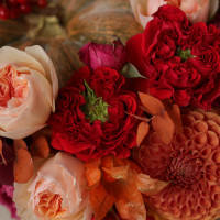 Тыква с осенними цветами и розами, орхидеями, георгинами