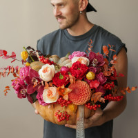 Тыква с осенними цветами и розами, орхидеями, георгинами