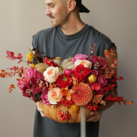 Тыква с осенними цветами и розами, орхидеями, георгинами