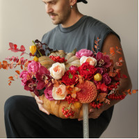 Тыква с осенними цветами и розами, орхидеями, георгинами