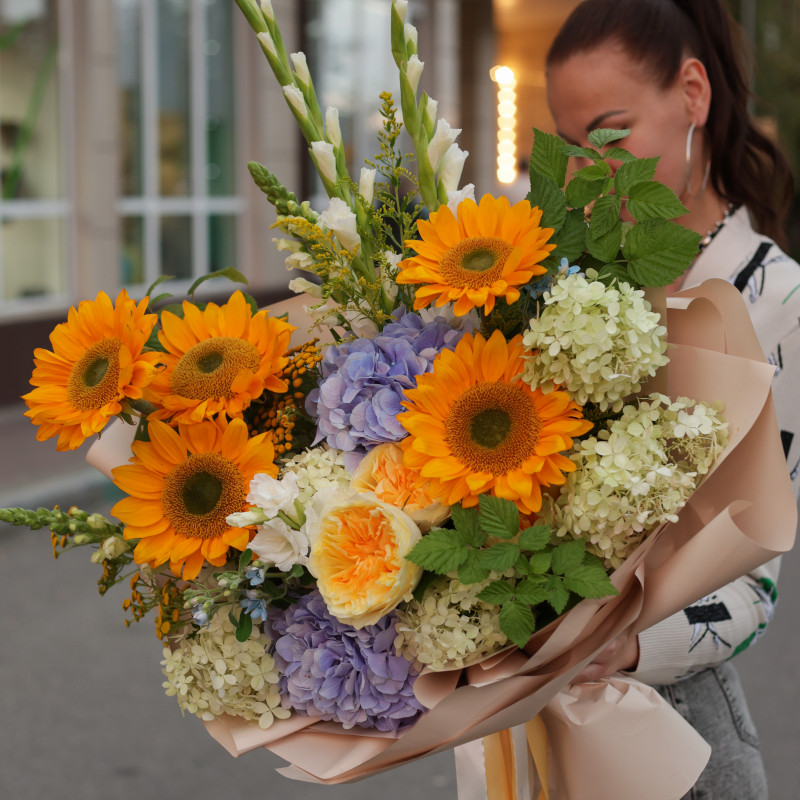 Букет с подсолнухами, розами и гортензией