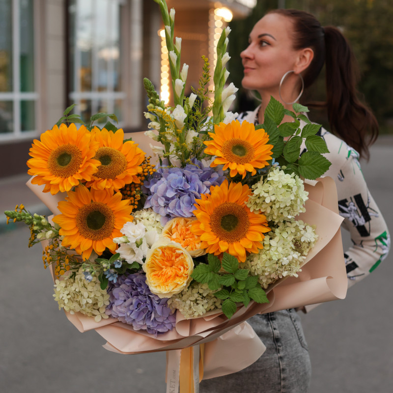 Букет с подсолнухами, розами и гортензией