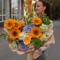 Букет с подсолнухами, розами и гортензией