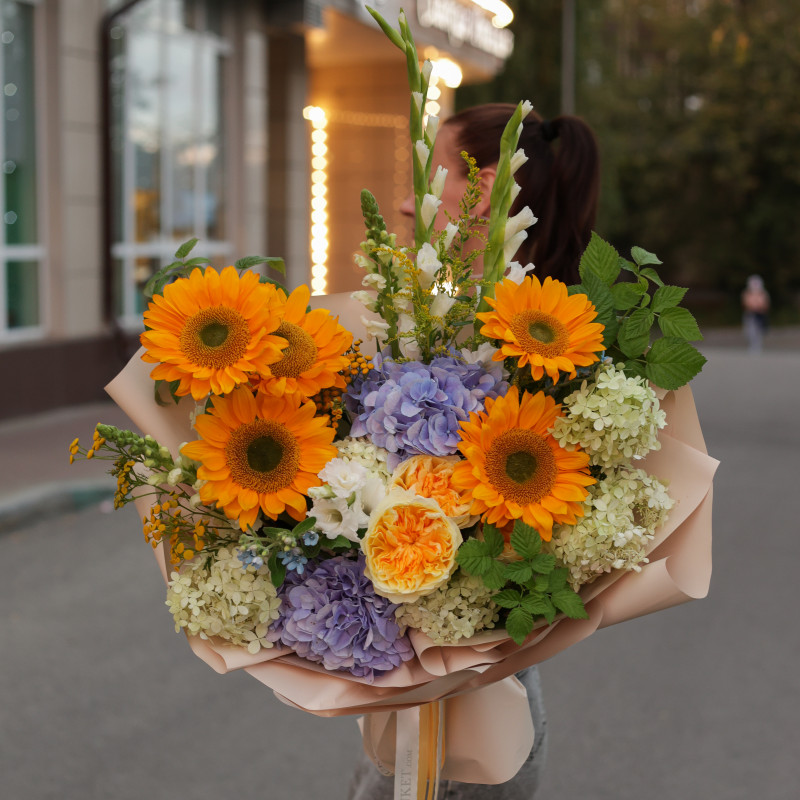 Букет с подсолнухами, розами и гортензией