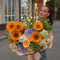 Букет с подсолнухами, розами и гортензией