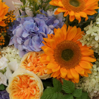 Букет с подсолнухами, розами и гортензией