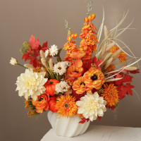 Композиция из искусственных цветов с георгинами, анемонами и декоративными тыквами