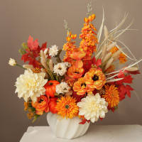 Композиция из искусственных цветов с георгинами, анемонами и декоративными тыквами