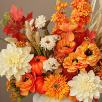 Композиция из искусственных цветов с георгинами, анемонами и декоративными тыквами