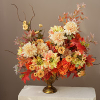 Композиция из искусственных цветов с георгинами и розами