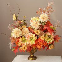 Композиция из искусственных цветов с георгинами и розами