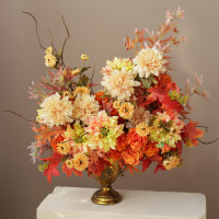 Композиция из искусственных цветов с георгинами и розами