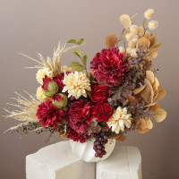 Композиция из искусственных цветов с георгинами, розами и хризантемами
