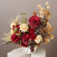 Композиция из искусственных цветов с георгинами, розами и хризантемами