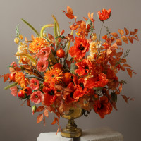 Композиция из искусственных цветов с маками, гранатами и хризантемами