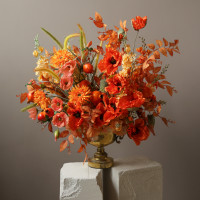 Композиция из искусственных цветов с маками, гранатами и хризантемами