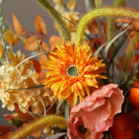 Композиция из искусственных цветов с маками, гранатами и хризантемами