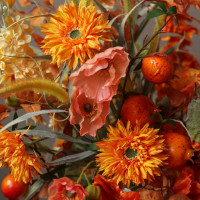 Композиция из искусственных цветов с маками, гранатами и хризантемами