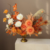 Композиция из искусственных цветов с георгинами и гортензией