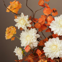 Композиция из искусственных цветов с георгинами и гортензией