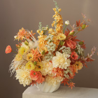 Композиция из искусственных цветов с георгинами, анемонами и дельфиниумом