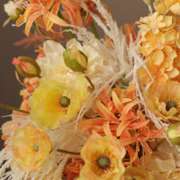 Композиция из искусственных цветов с георгинами, анемонами и дельфиниумом