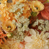 Композиция из искусственных цветов с георгинами, анемонами и дельфиниумом