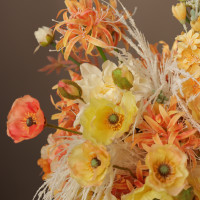 Композиция из искусственных цветов с георгинами, анемонами и дельфиниумом