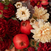 Композиция из искусственных цветов с розами, гладиолусами и хризантемами